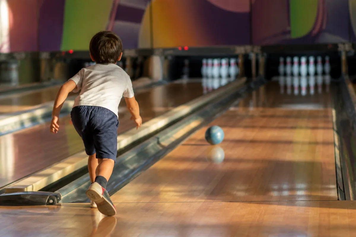 Bowling avec un enfant : à partir de quel âge et comment s'y prendre